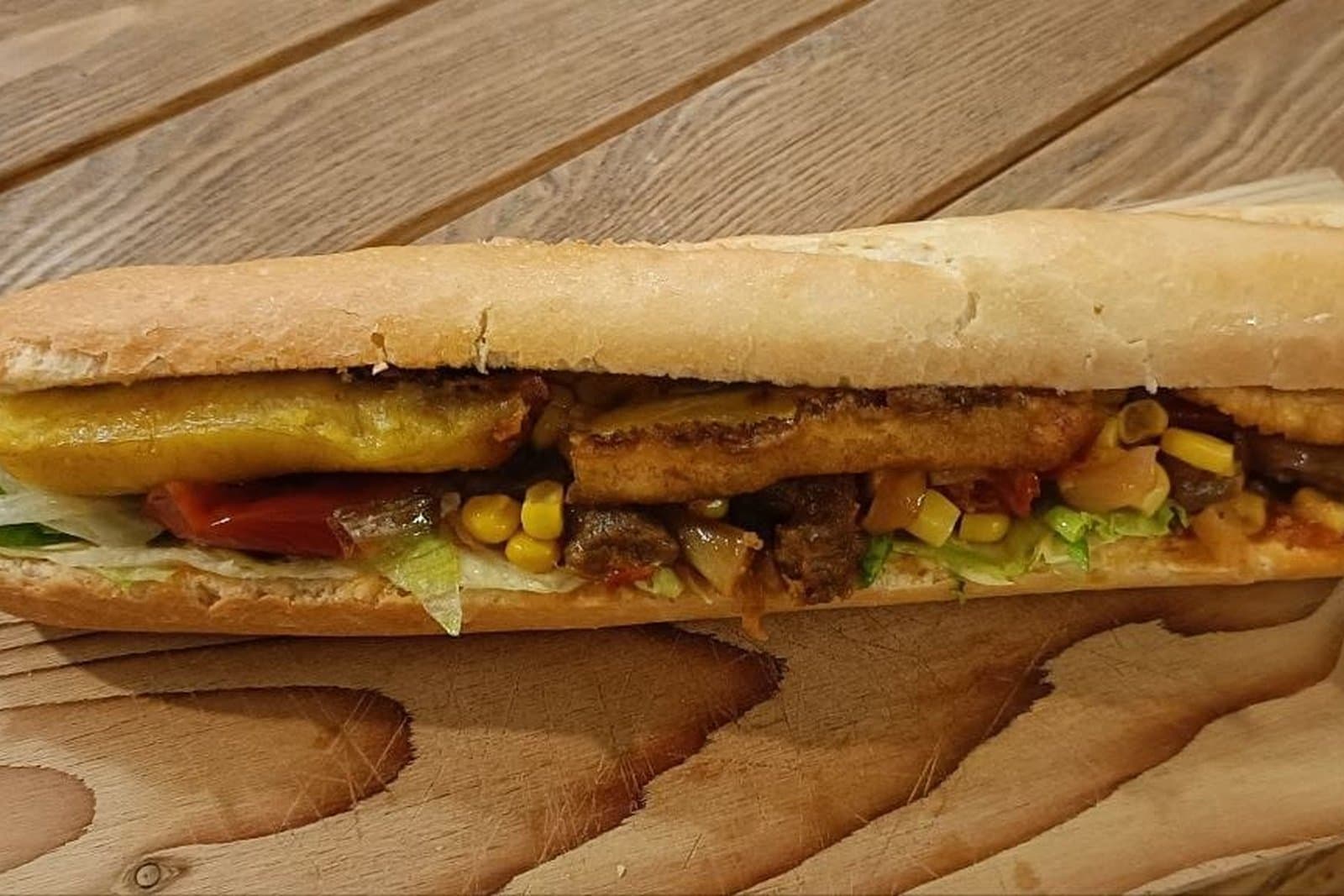 Le Top Ben ouvert sur une planche : banane plantain, viande et légumes